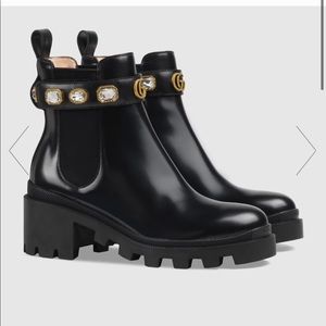 Gucci Leather ankle boots with belt